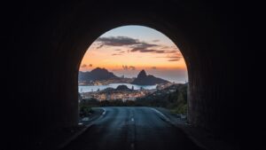 LUZ NO FIM DO TÚNEL